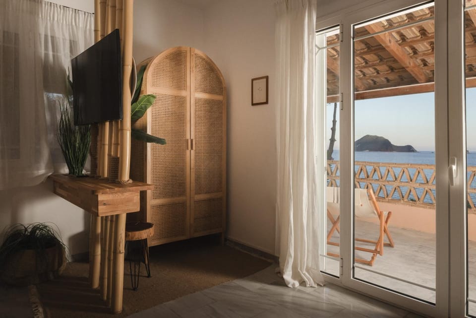Natural landscape, TV and multimedia, Photo of the whole room, Bedroom