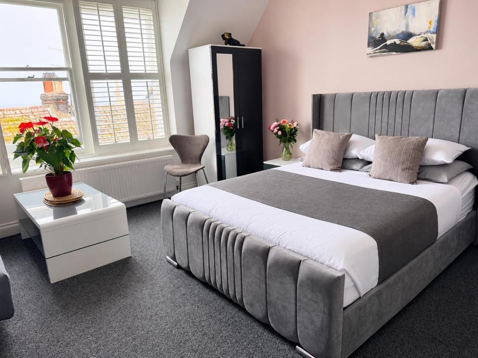 Penthouse Suite, Sea View, Close to Shops, Beach and Train Apartment in Hastings