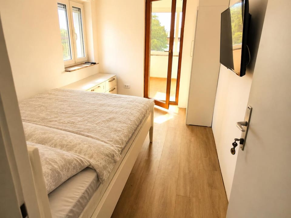 TV and multimedia, Photo of the whole room, Bedroom