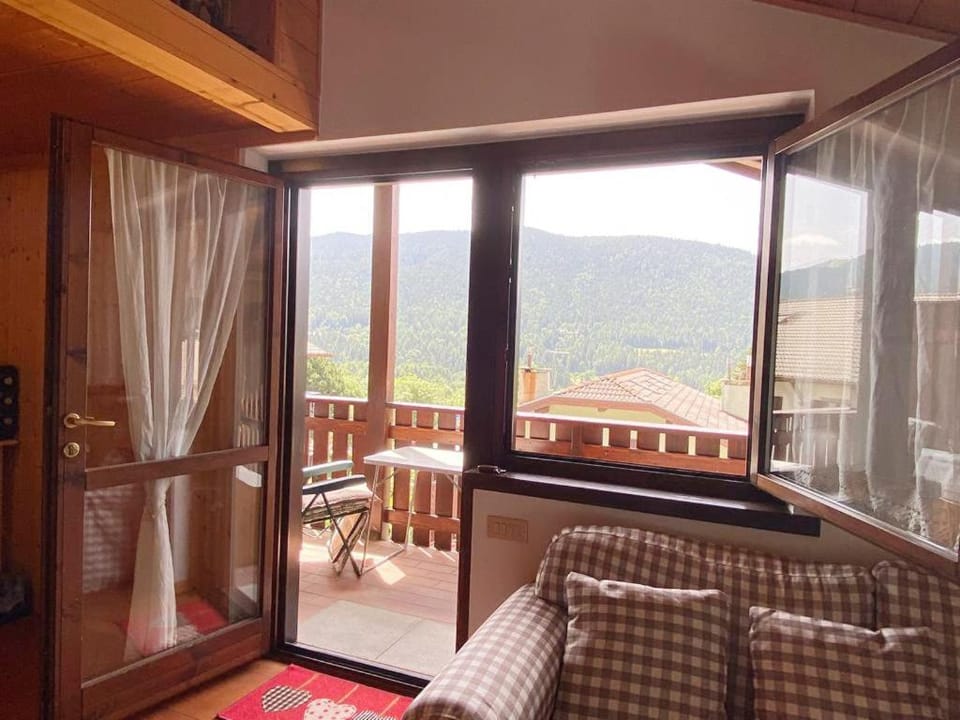 View (from property/room), Balcony/Terrace, Living room, Mountain view