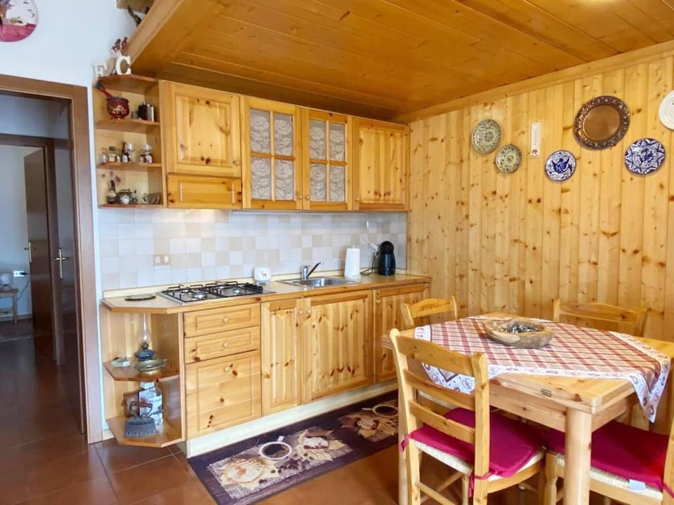 Kitchen or kitchenette, Dining area, stove