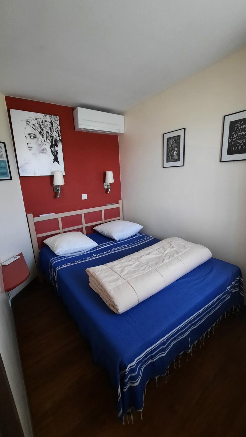 Photo of the whole room, air conditioner