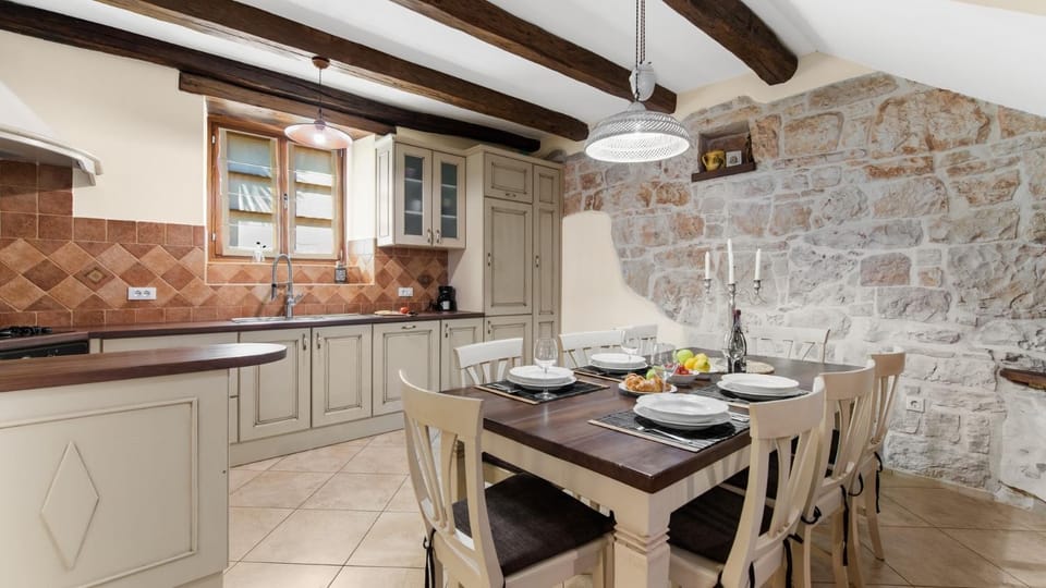 Kitchen or kitchenette, Seating area, Dining area, air conditioner