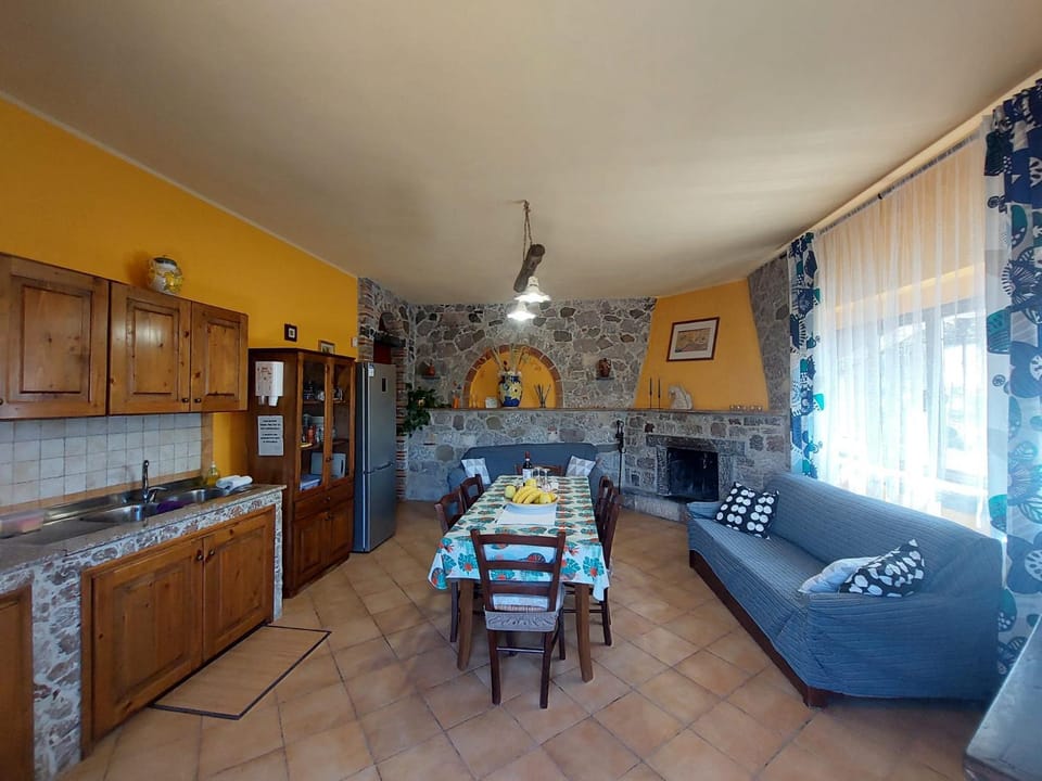 Kitchen or kitchenette, Seating area