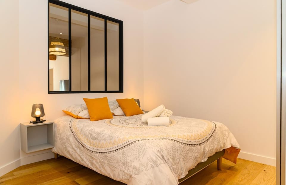 Photo of the whole room, Bedroom