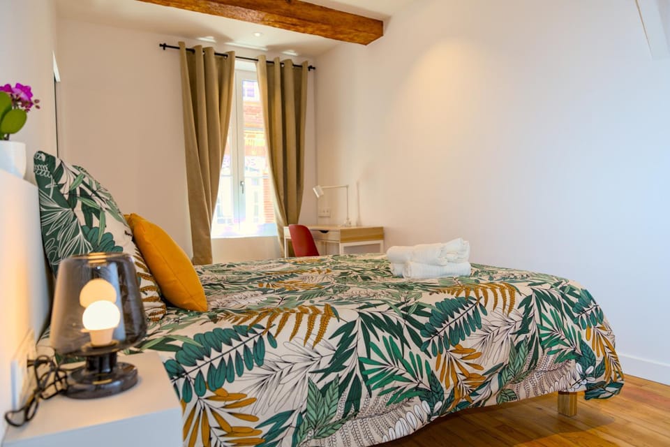 Photo of the whole room, Bedroom