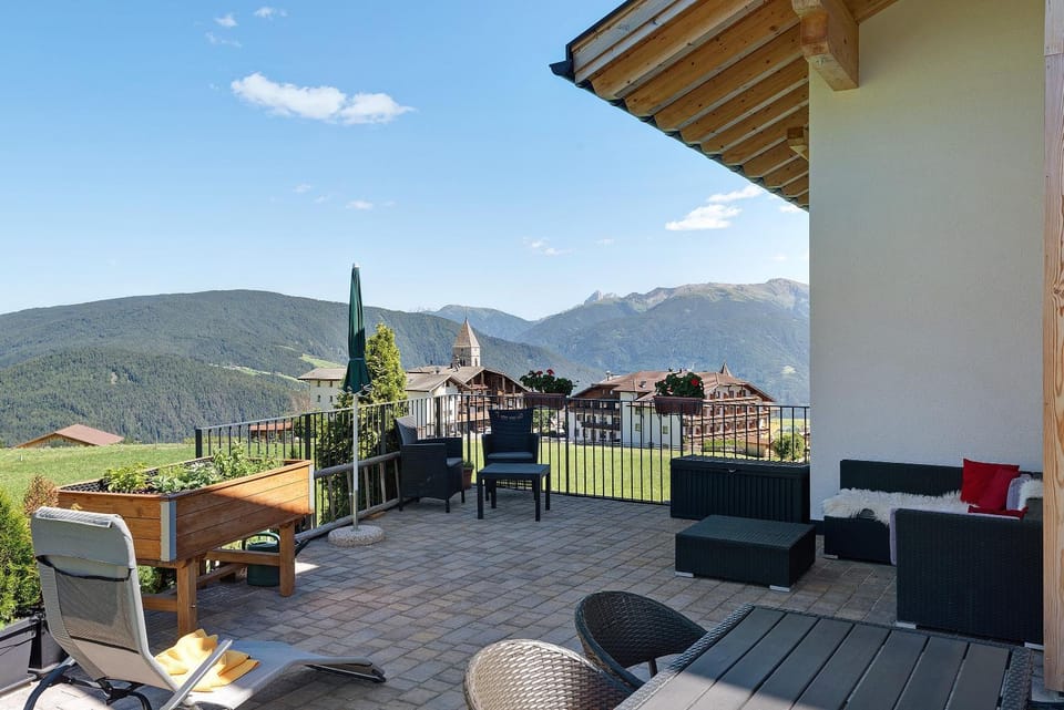 Property building, Balcony/Terrace, Living room