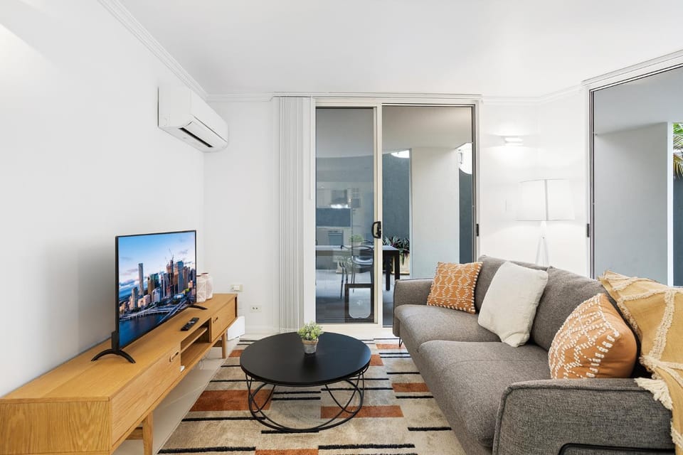 Comfy 2-Bed with Pool and Secure Parking Apartment in Brisbane City