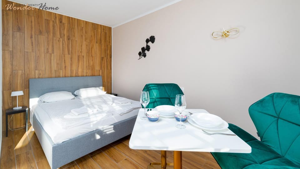 Bed, Living room, Photo of the whole room, Seating area, Bedroom, towels