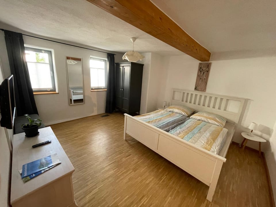 Bed, TV and multimedia, Photo of the whole room, Bedroom, wardrobe, acessibility