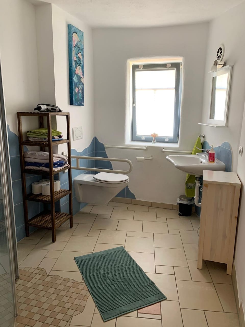 Shower, Toilet, Bathroom, Facility for disabled guests, towels, acessibility