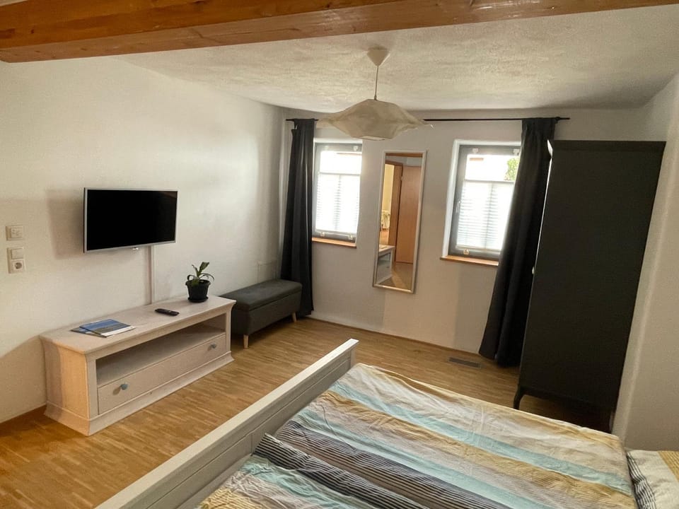 Bed, TV and multimedia, Photo of the whole room, Bedroom, wardrobe, acessibility