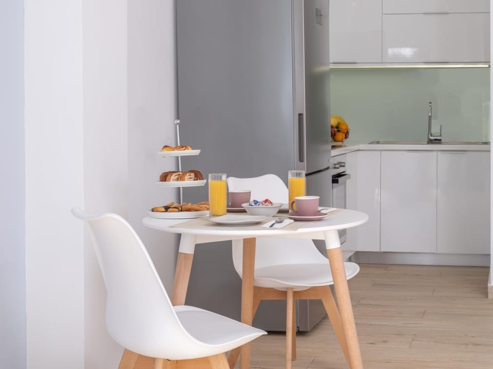 Kitchen or kitchenette, Dining area