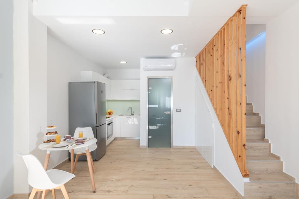 Kitchen or kitchenette, Dining area, Pool view, Quiet street view, Inner courtyard view