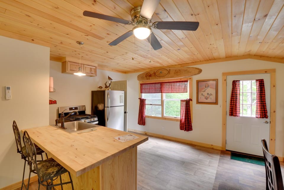 Pet-Friendly Prospect Apartment: 7 Mi to Beach! Apartment in Stockton-Springs