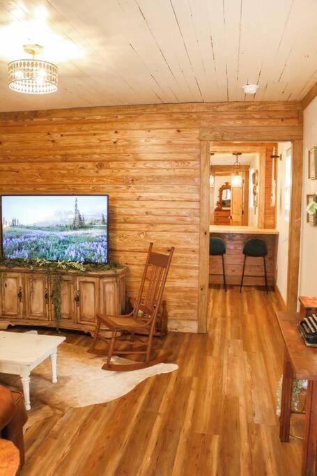 The Greenhouse Cozy Cottage- Walk to Downtown! House in Opelika