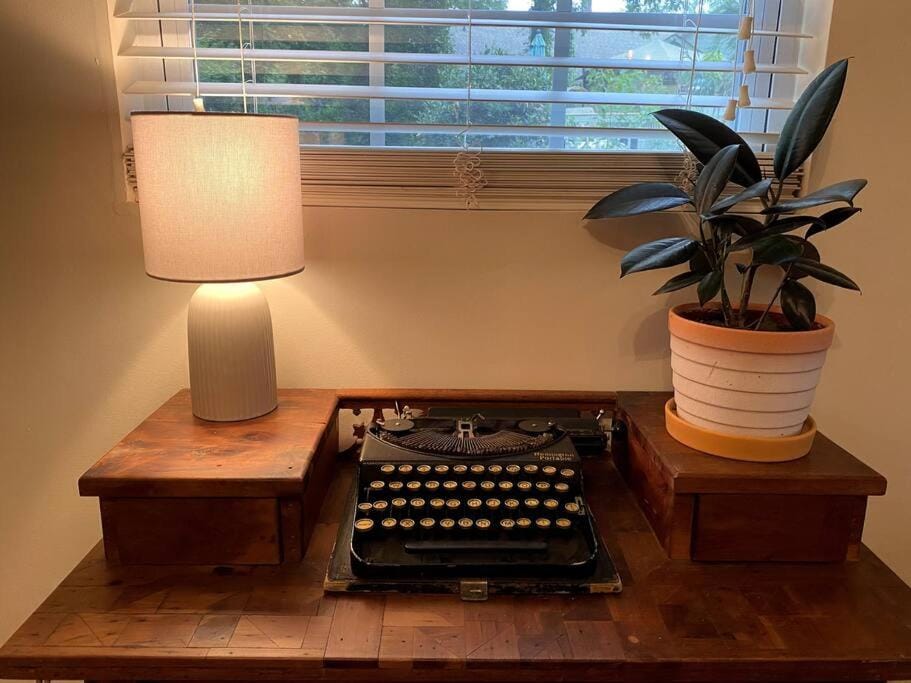 The Greenhouse Cozy Cottage- Walk to Downtown! House in Opelika