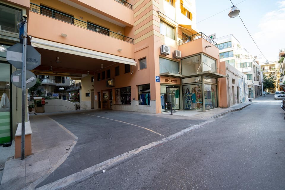 Facade/entrance, Neighbourhood