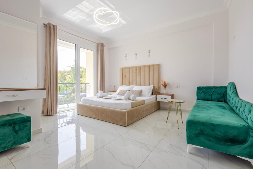 Bed, Living room, Photo of the whole room, Seating area, Bedroom, towels