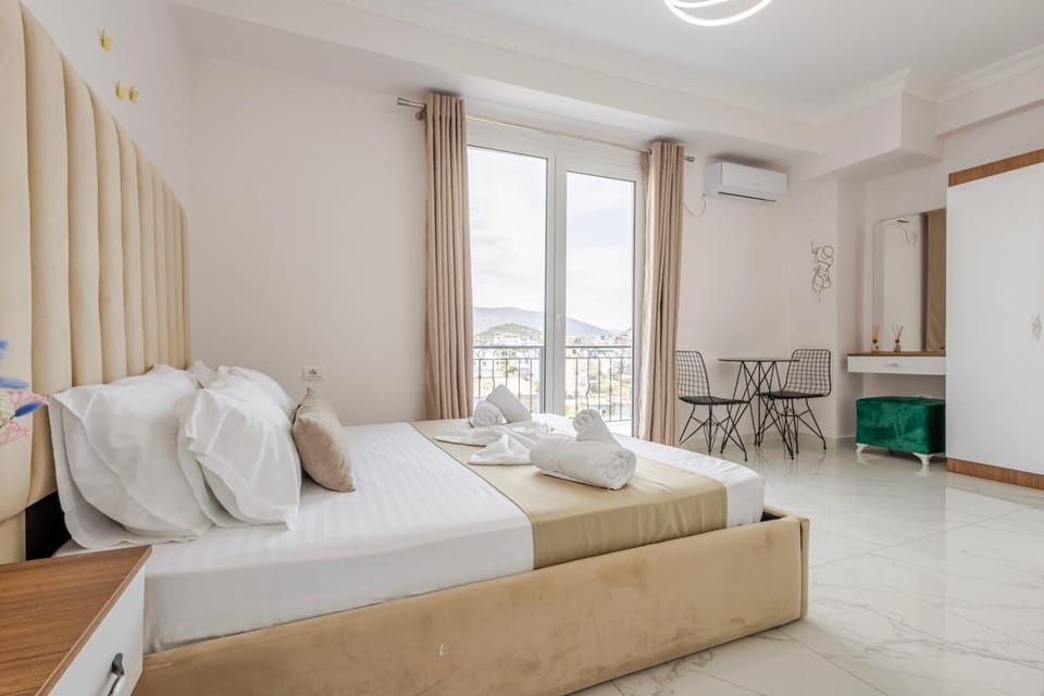 Bed, Living room, Photo of the whole room, Seating area, Dining area, Bedroom