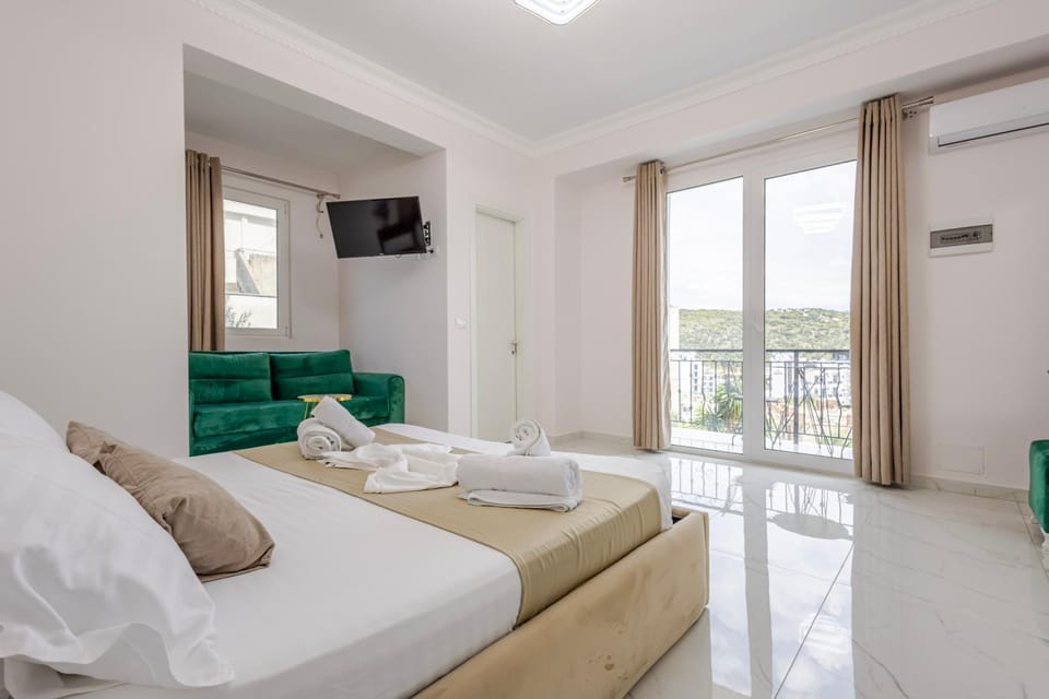 Bed, TV and multimedia, Photo of the whole room, Bedroom, towels, air conditioner