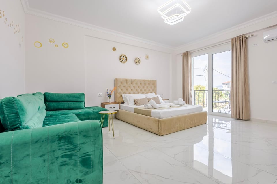 Bed, Living room, Photo of the whole room, Bedroom, towels