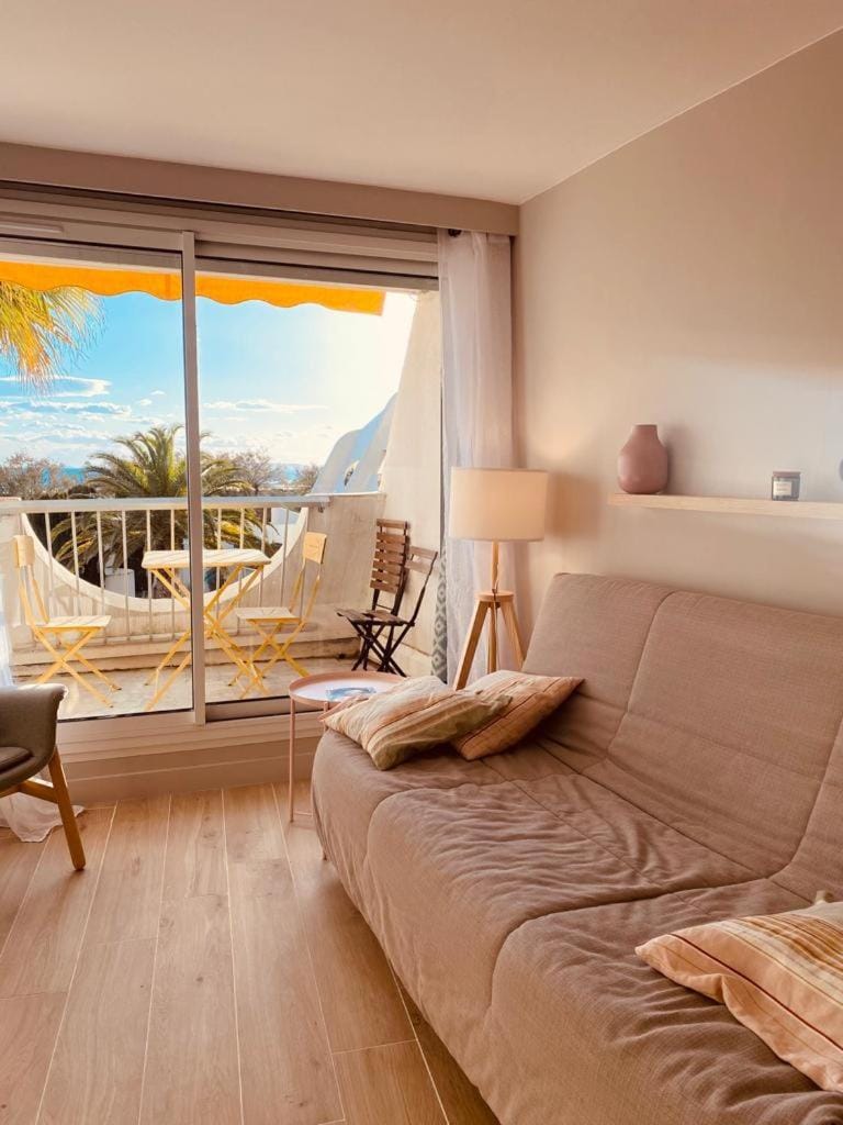 LE CALI, P2 Cabine dans une résidence avec piscine, vue mer et parking privé Cabin in La Grande-Motte