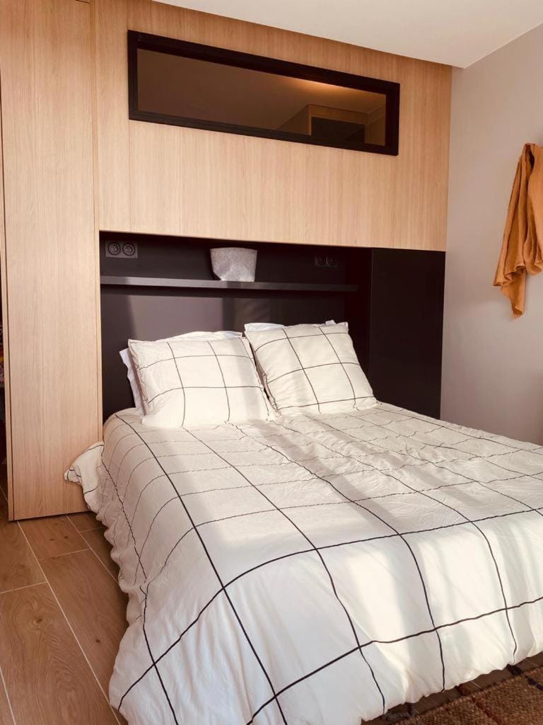 LE CALI, P2 Cabine dans une résidence avec piscine, vue mer et parking privé Cabin in La Grande-Motte