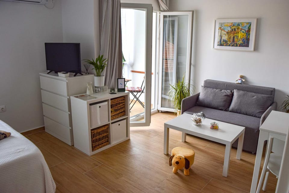TV and multimedia, Living room, Seating area, hair dresser