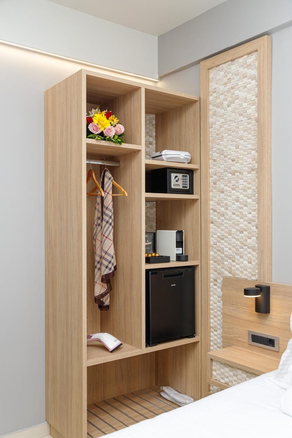 Coffee/tea facilities, minibar, wardrobe