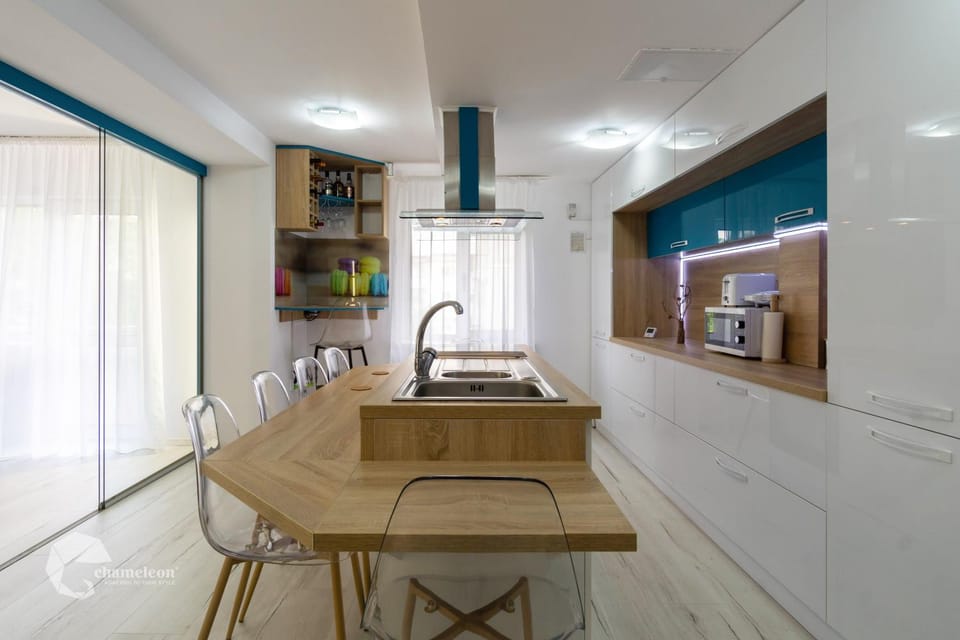 Dining area, minibar, kitchen