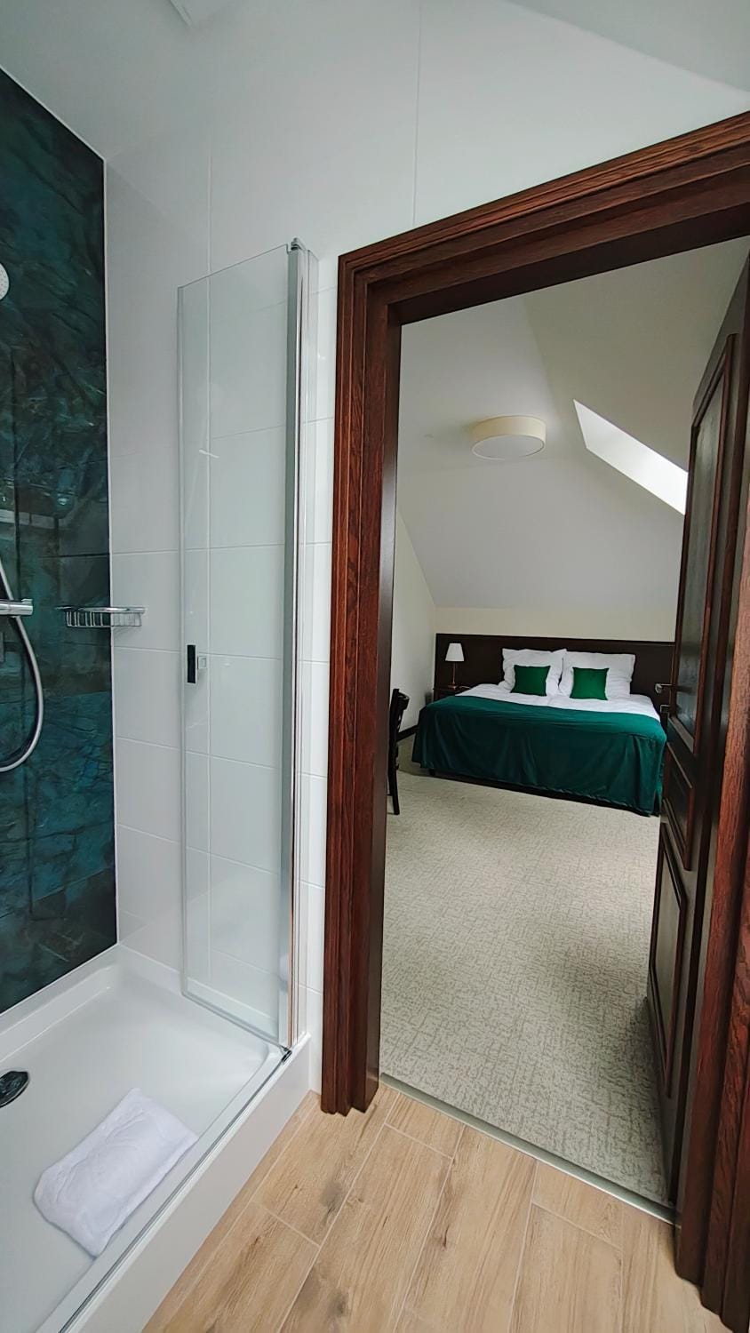 Shower, Bed, Bathroom, Photo of the whole room, Bedroom, towels