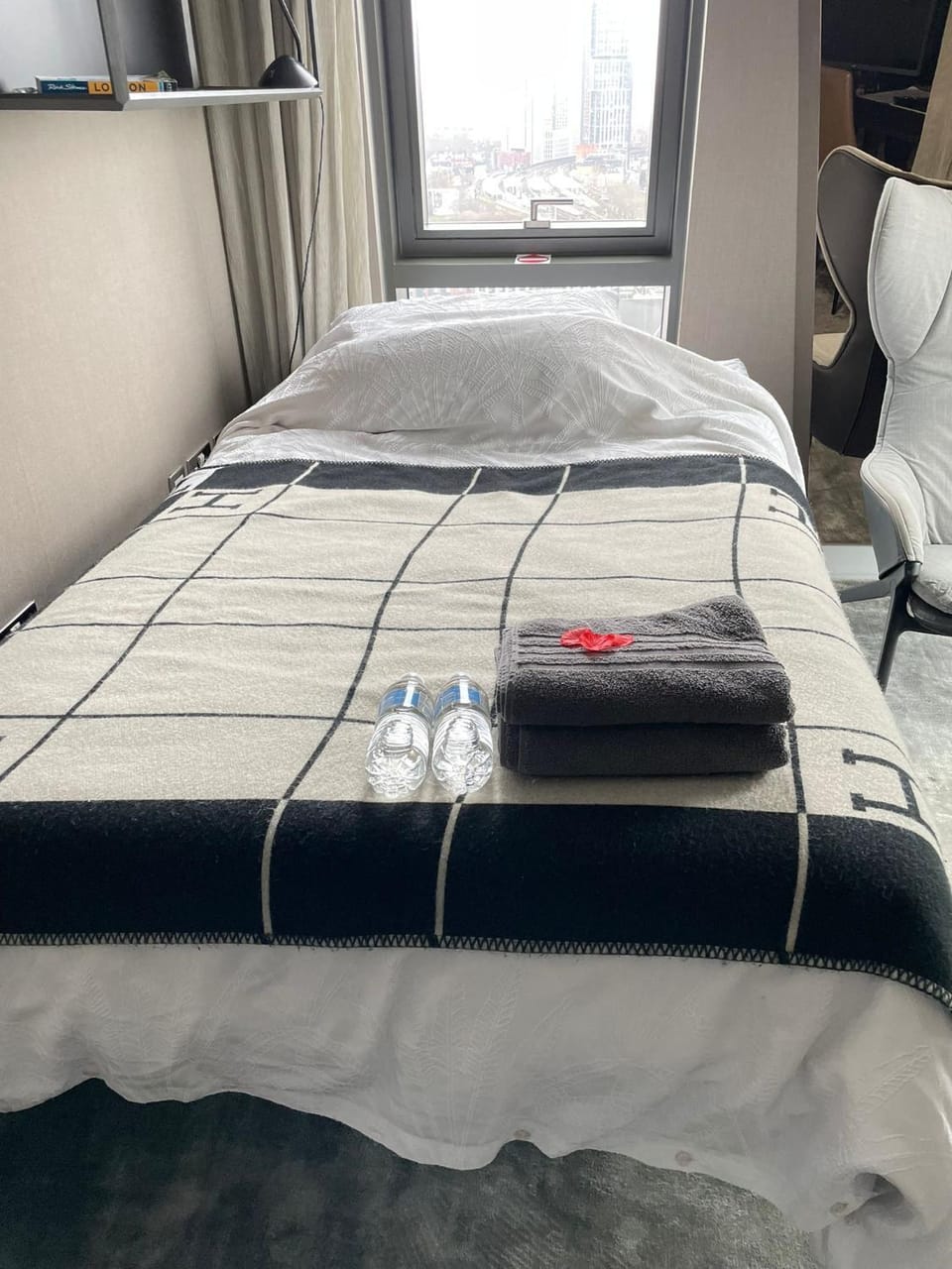 Bed, towels