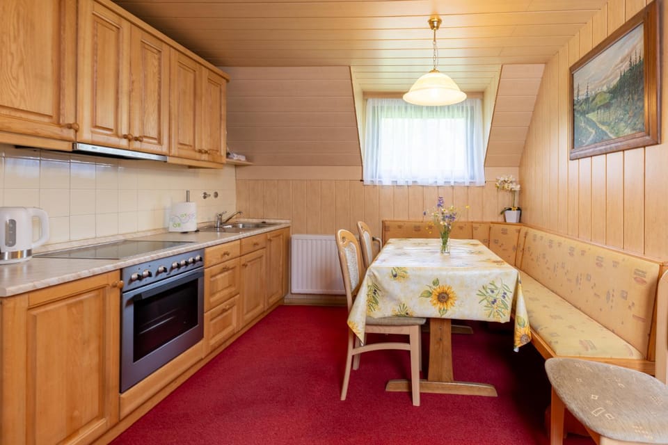 Kitchen or kitchenette, Seating area, Dining area, pet friendly, kitchen