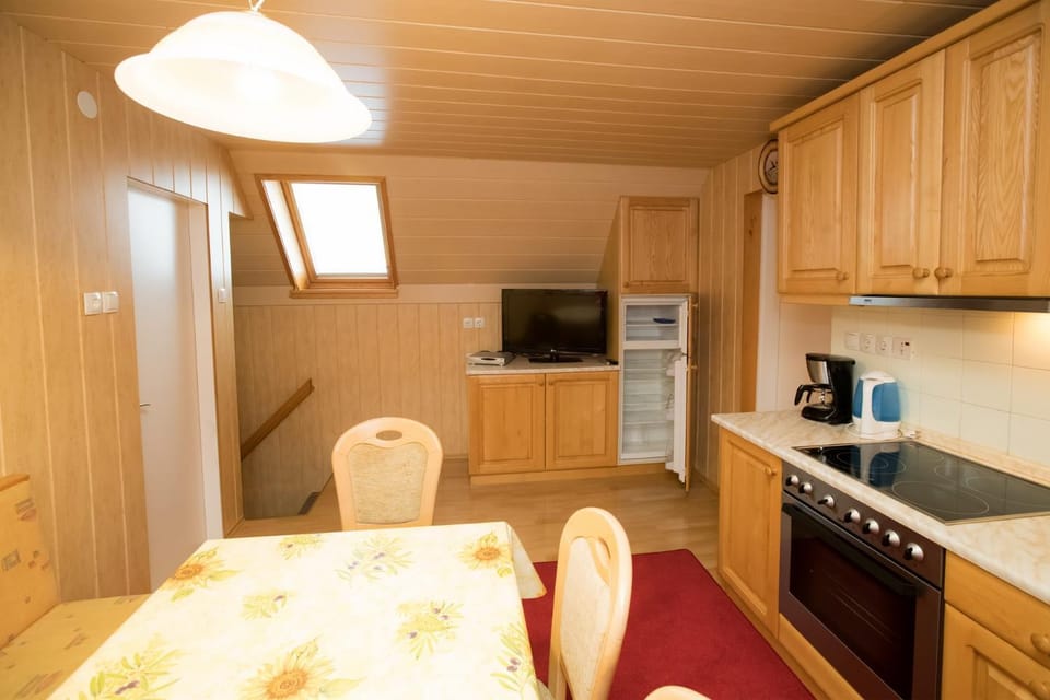 Coffee/tea facilities, Kitchen or kitchenette, Dining area, pet friendly, stove