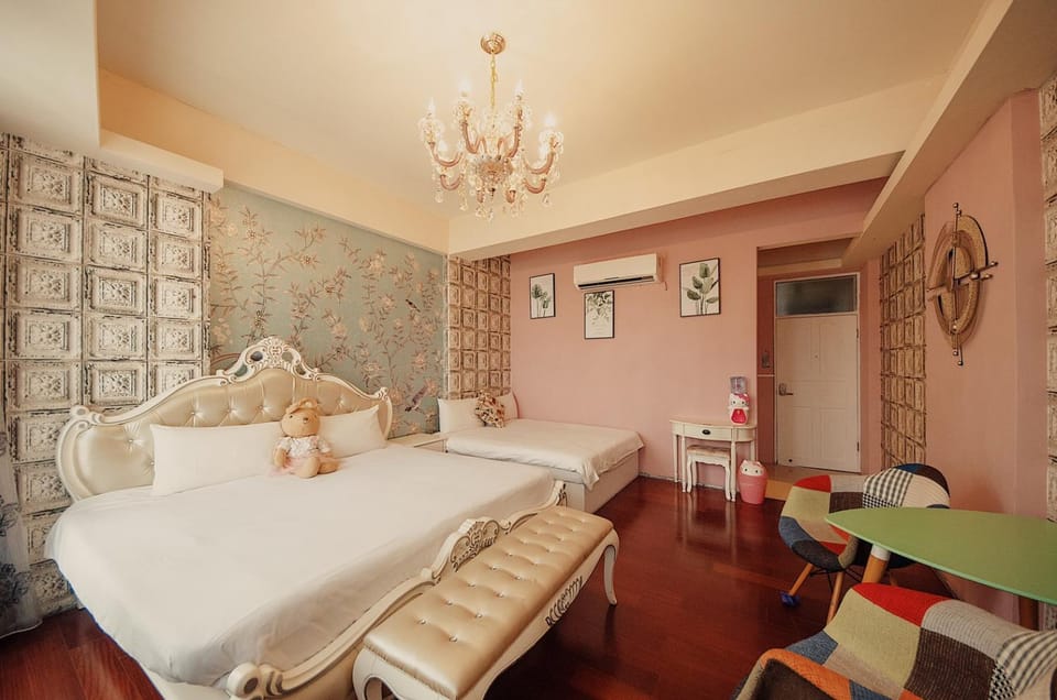 Bed, Living room, Photo of the whole room, Bedroom