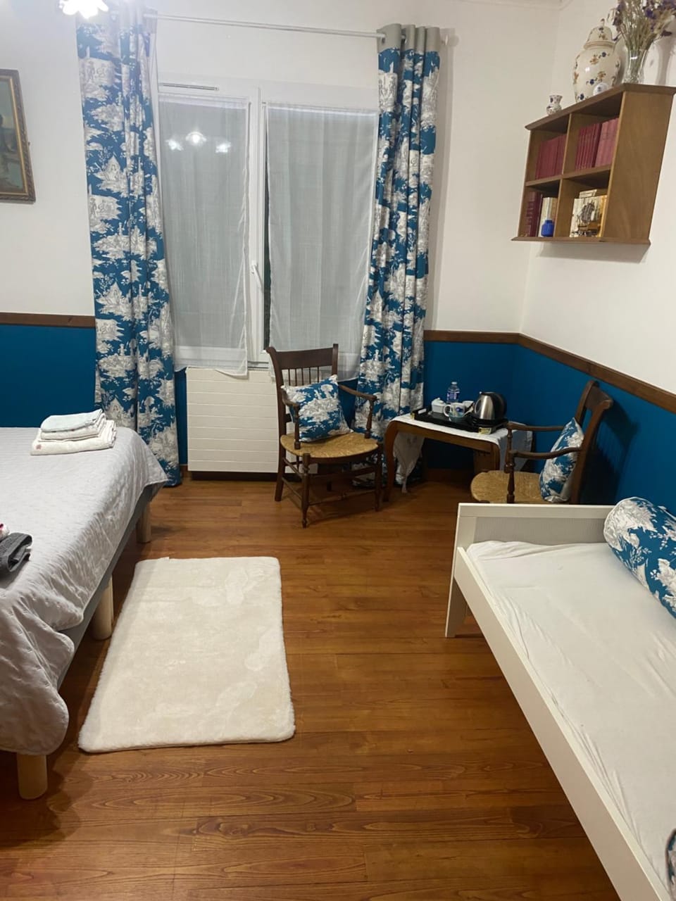 Bed, Photo of the whole room, Seating area, Bedroom