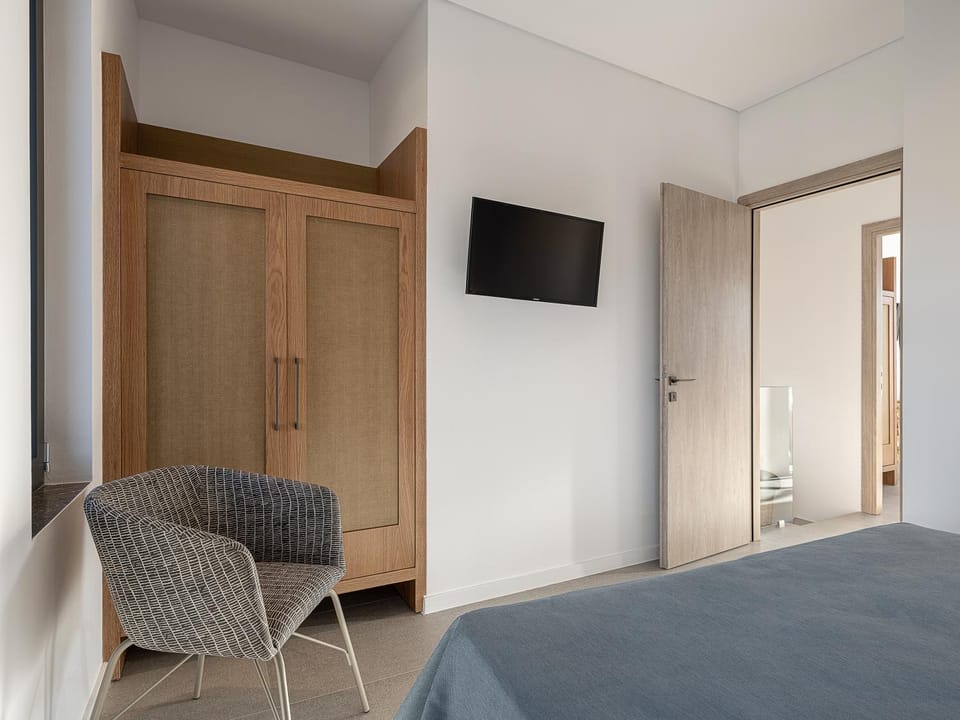Bed, TV and multimedia, Bedroom, wardrobe