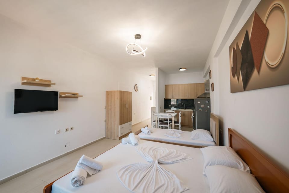 Communal lounge/ TV room, Bed, TV and multimedia, Kitchen or kitchenette, Photo of the whole room, Evening entertainment, Bedroom, wardrobe, air conditioner