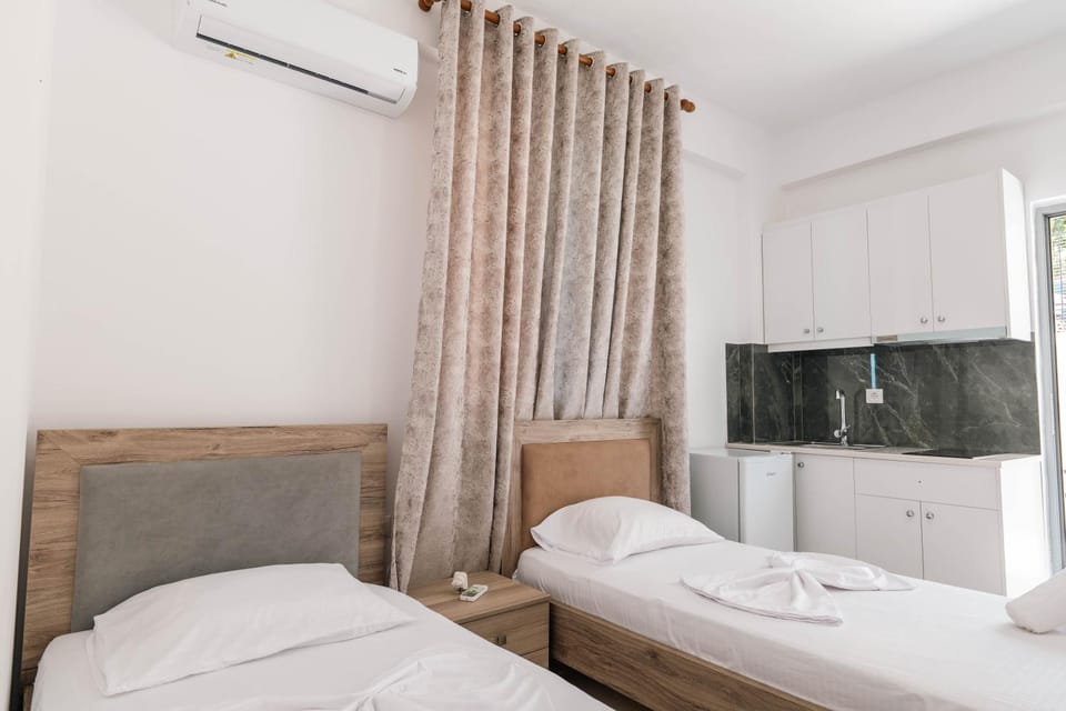 Bed, TV and multimedia, Photo of the whole room, Bedroom, towels, air conditioner