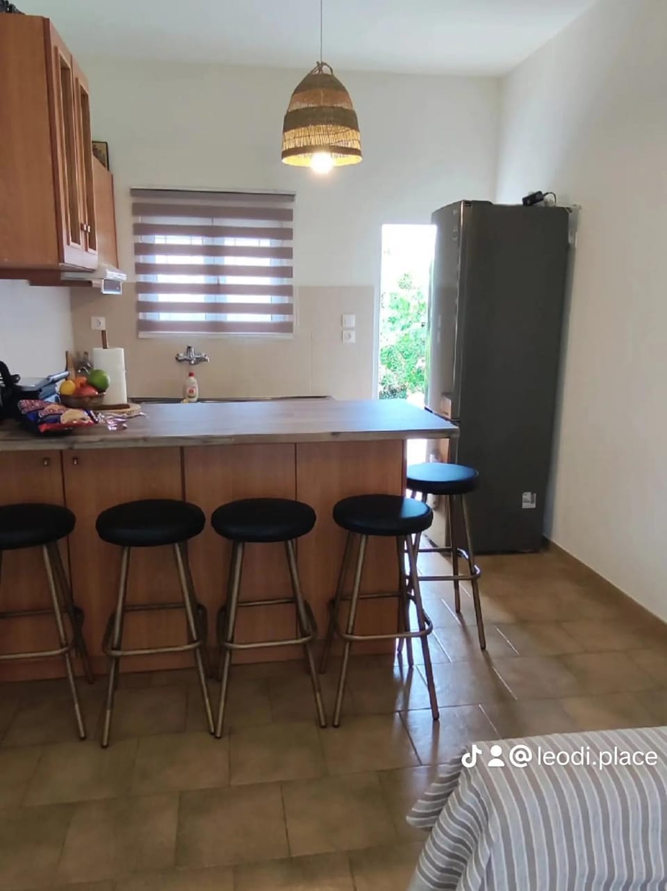 Dining area, minibar