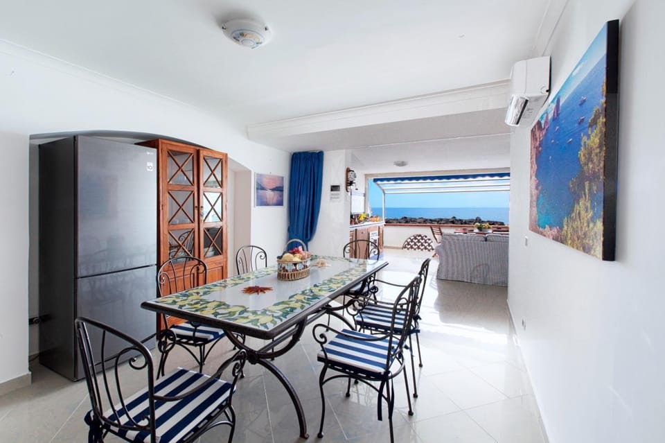 TV and multimedia, Living room, Seating area, Dining area, air conditioner