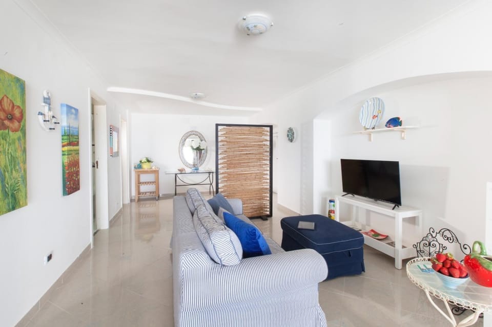 Communal lounge/ TV room, TV and multimedia, Living room, Seating area, Evening entertainment