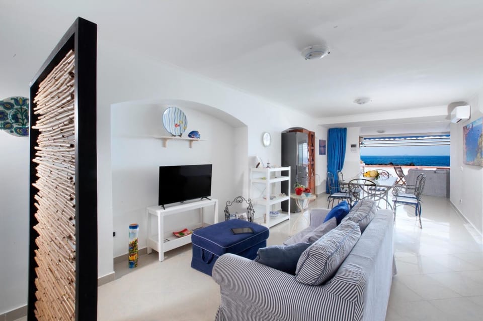 Communal lounge/ TV room, TV and multimedia, Living room, Seating area, Evening entertainment