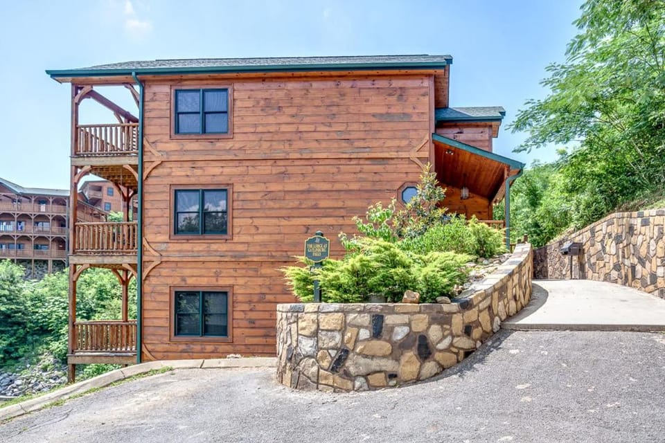Gatlinburg Cabin with Private Hot Tub by Staycating Partners Cabin in Gatlinburg