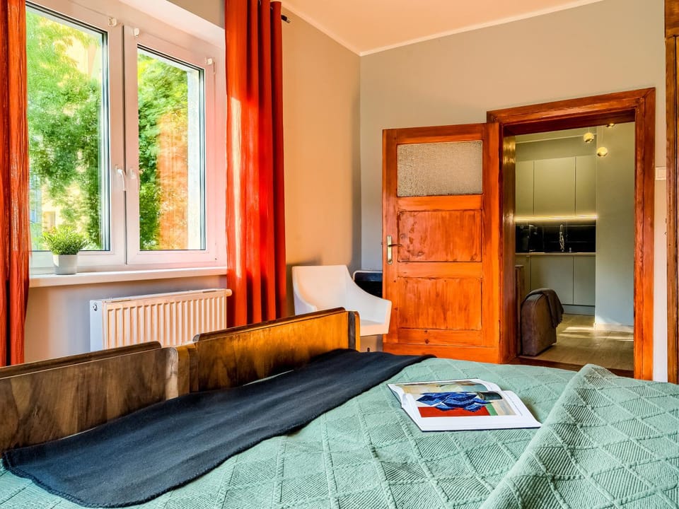 Facade/entrance, Bed, View (from property/room), Photo of the whole room, Decorative detail, Seating area, Garden view, hair dresser