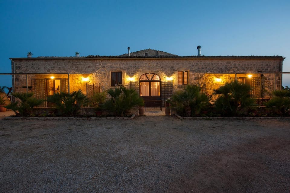Property building, Facade/entrance, Garden, Balcony/Terrace