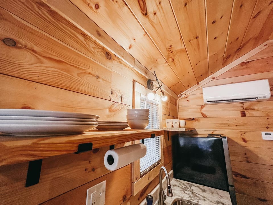 Cabin #1 Studio with Kitchenette Cabin in Lake Hartwell