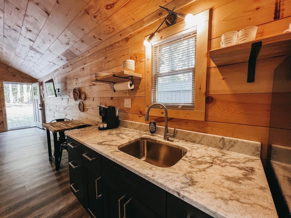 Cabin #1 Studio with Kitchenette Cabin in Lake Hartwell