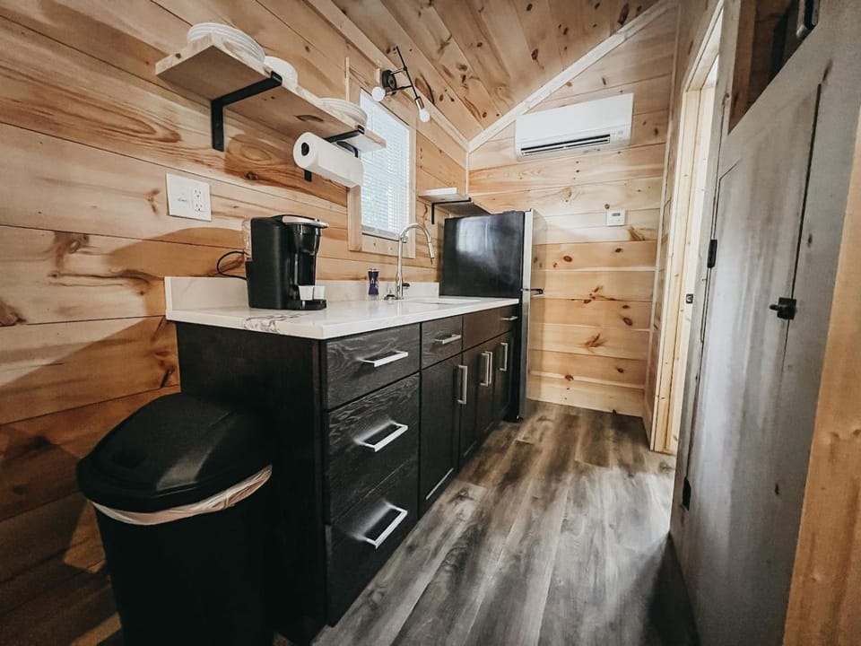 Cabin #6 Studio with Kitchenette Cabin in Lake Hartwell